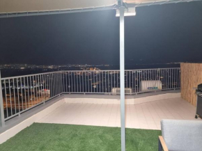 דירת זוּגַג מפנקת עם מרפסת משגעת ונוף למפרץ., Eilat